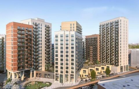 Modern 2-Bedroom Apartment with Balcony, Near Kew Bridge Station, Brentford, London